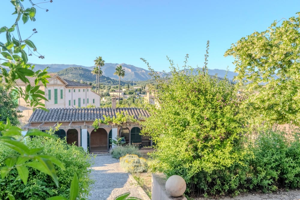 Die Tramuntana hinter dem Garten und einem Ziegeldach, Exklusive Gartenwohnung
