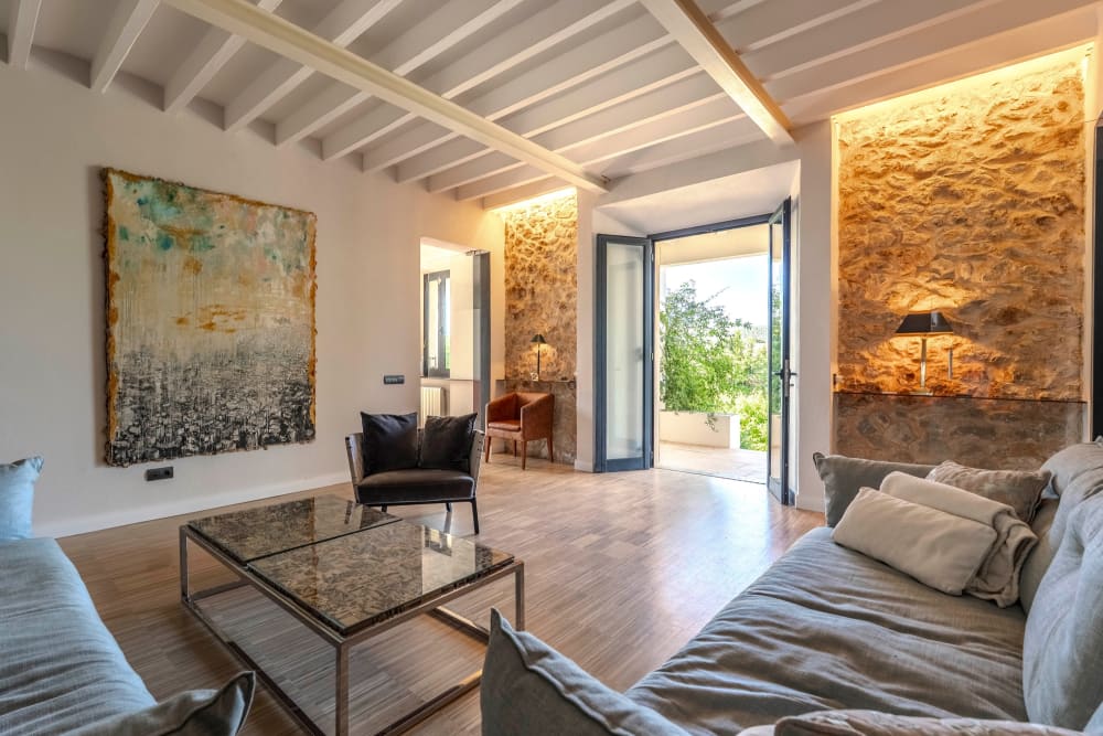 Die Sofas im Wohnzimmer, mit Blick zu den Gartentüren, Exklusive Gartenwohnung