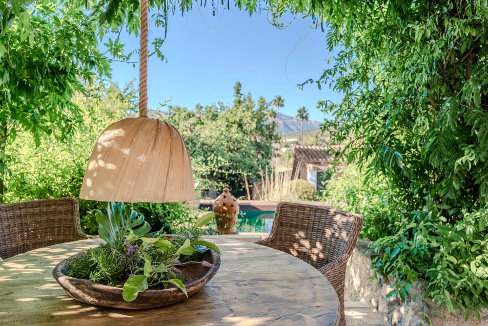 Der runde Tisch im Schatten, dahinter der Pool, Exklusive Gartenwohnung