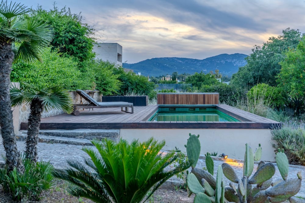 Der Pool und seine Holzterrasse, mit den Bergen dahinter, Exklusive Gartenwohnung