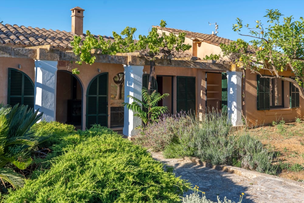 Der Gartenannex mit Rundbogenöffnungen und grünen Fensterläden, Exklusive Gartenwohnung