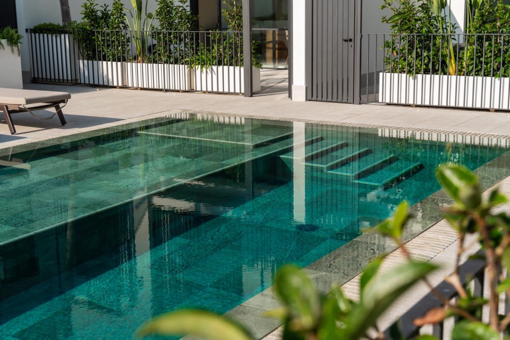 Der gemeinsame Pool und die Bepflanzung an seinem Rand, Reihenhaus in Portixol