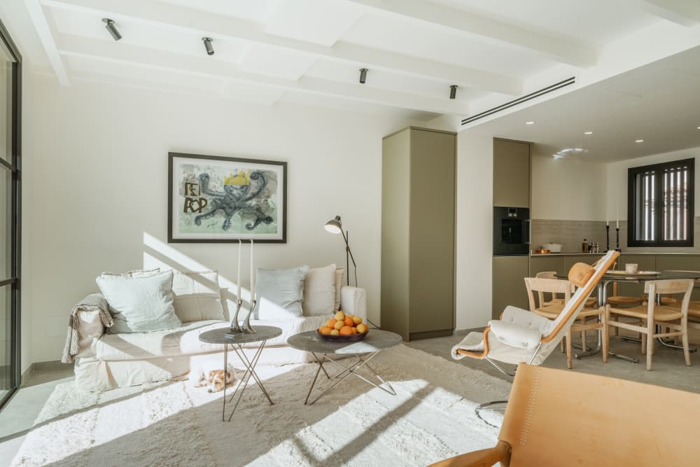Das Wohnzimmer, ein Sofa vor den Terrassentüren, Reihenhaus in Portixol