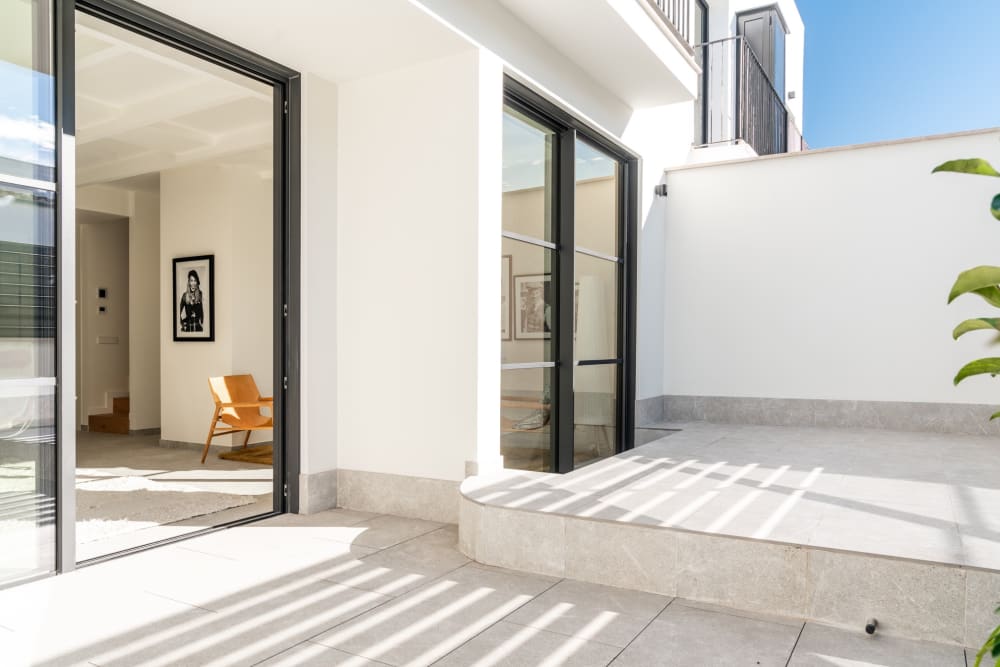 Die private Terrasse, eine Stufe tiefer, die Türen zum Wohnzimmer geöffnet, Reihenhaus in Portixol