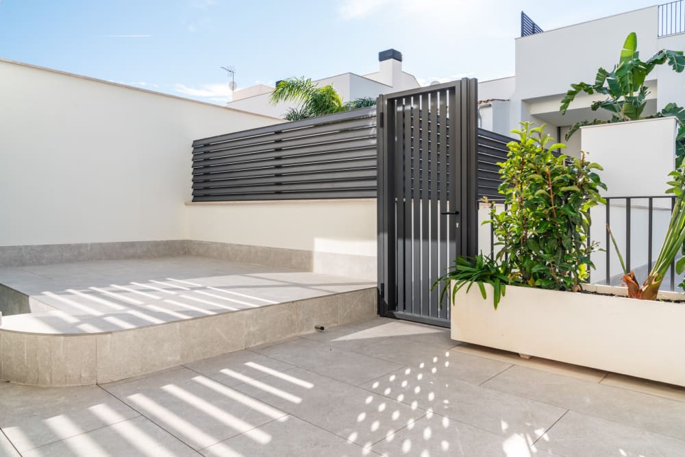 Die private Terrasse, ein Lamellensichtschutz und ein bepflanzter Kasten, Reihenhaus in Portixol