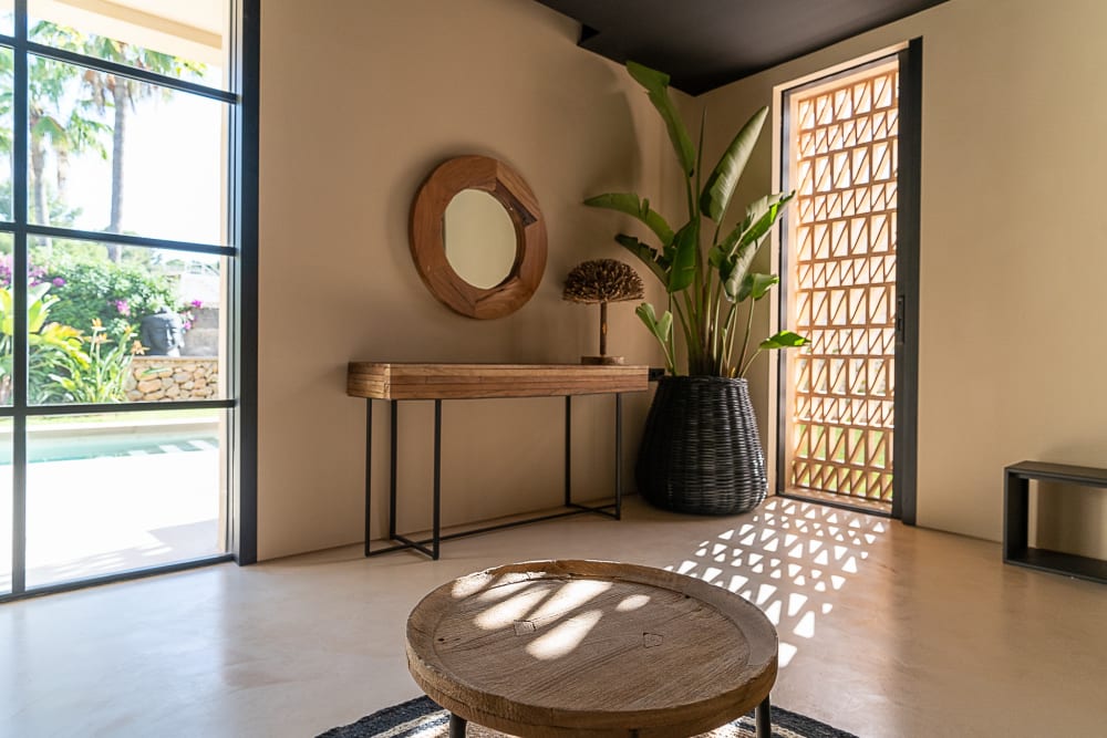 Console, round mirror and a screen door in the living room, Falco 10