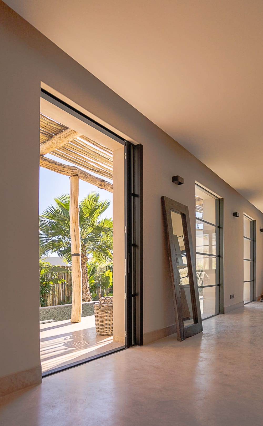 Corridor with doors open onto the terrace, a mirror leaning against the wall, Falco 13