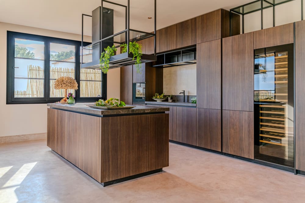 Wood kitchen with an island and a glazed wine cabinet, Falco 13