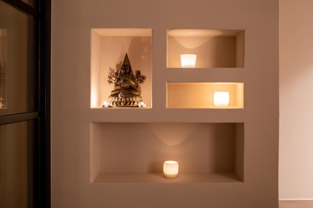 Lit niches in a plaster wall, with a small figure and candles, Falco 13