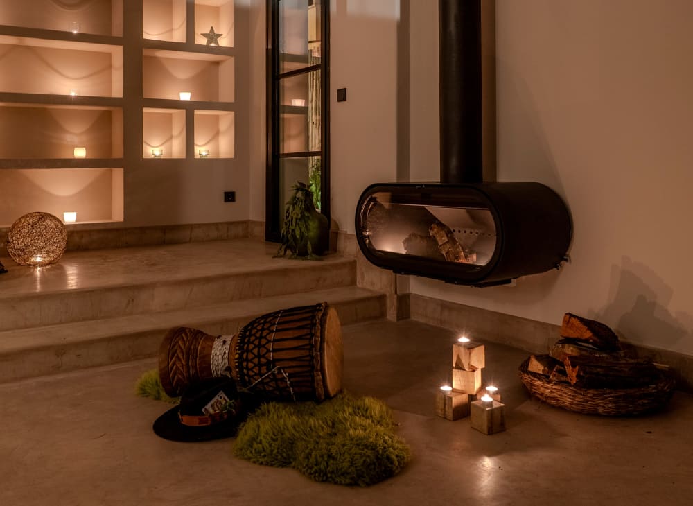 Hanging fireplace beside a wall of lit niches, Falco 13