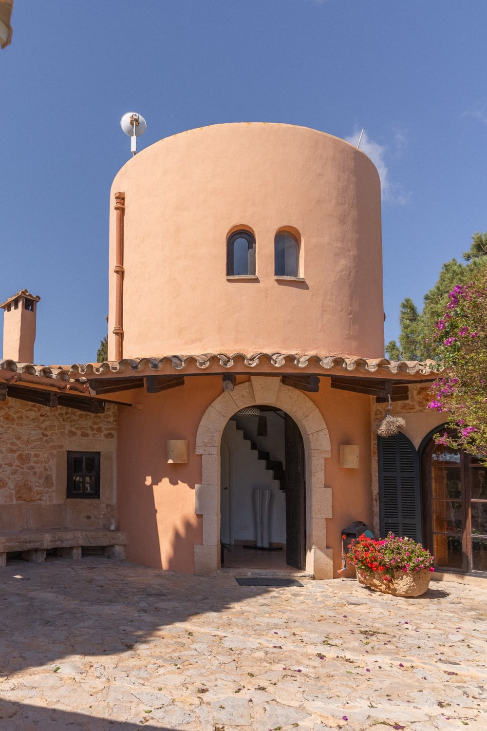 The round tower and its stone arch, with the stair just inside, Hacienda Hermosa