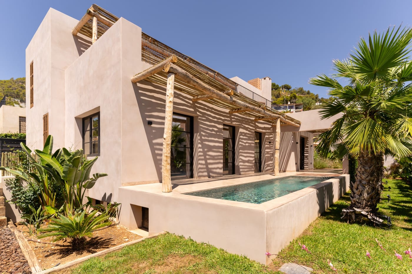 Falco 13 bei Tag: das gerenderte Haus mit seinen Schilfpergolen über dem Garten und dem Pool