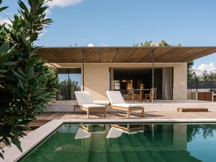 Außenfassade und Poolterrasse, DE House Establiments