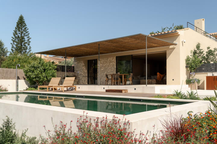 Fassade und Pool von außen gesehen, DE House Establiments