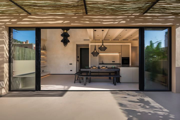Die aufgeschobenen Glastüren, die Küche und das Esszimmer von der Terrasse aus gesehen, Fuster 8