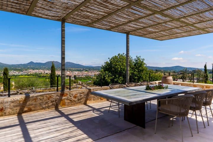 Die Terrasse unter ihrer Schilfpergola mit Blick über Sant Llorenç und die Hügel, Finca Sant Llorenç