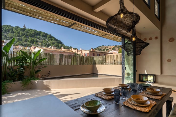 Der Esstisch unter der Pergola, der Pool und die Terrasse, Na Burguesa im Hintergrund, Fuster 8