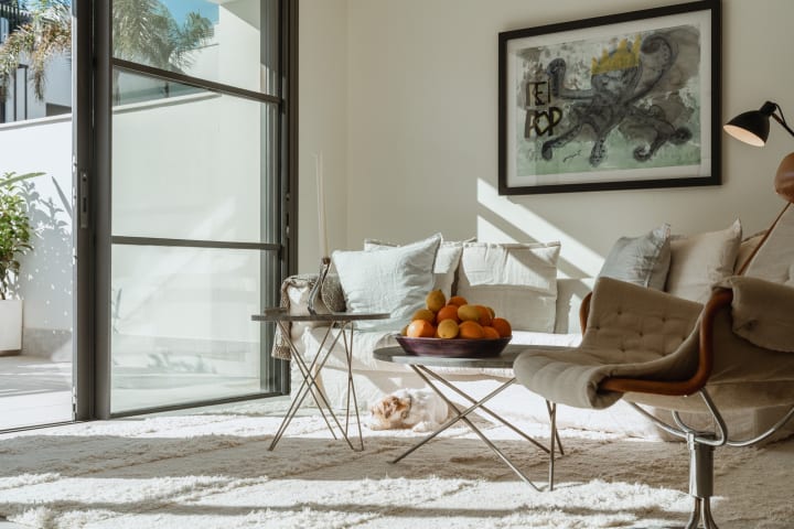 Das Wohnzimmer von der Terrasse aus gesehen, die Schiebetüren geöffnet, Reihenhaus in Portixol