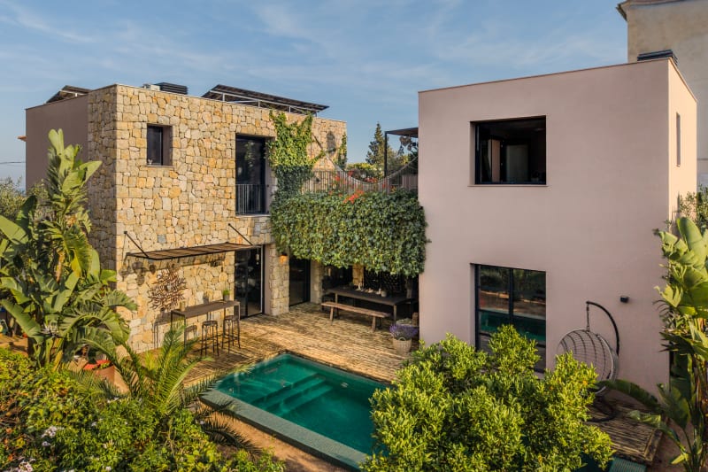 Casa Aguila from above, among the rooftops of Gènova