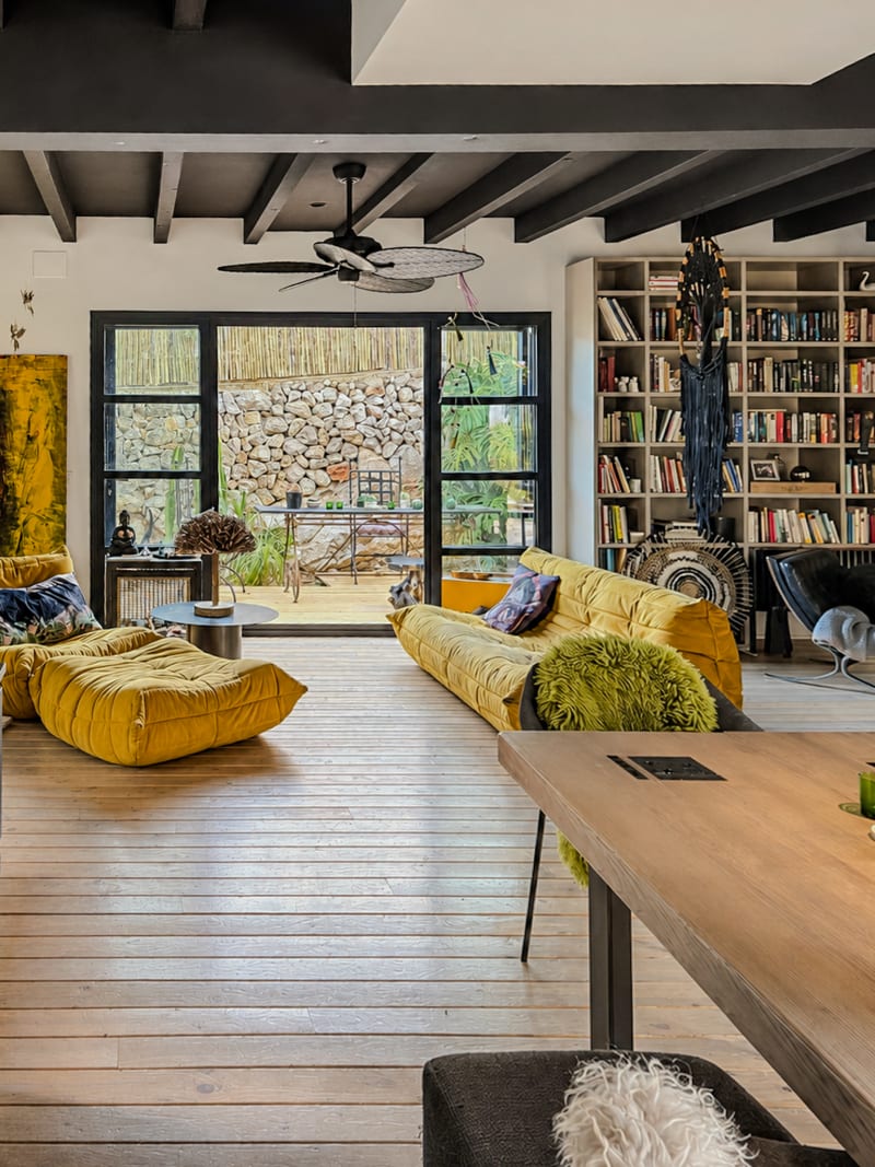 Open living room with library, opening to the terrace