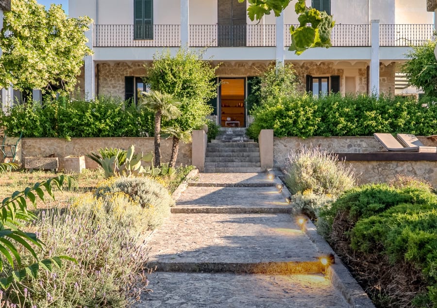 Der Steinweg durch den Garten hinauf zum Haus, Exklusive Gartenwohnung