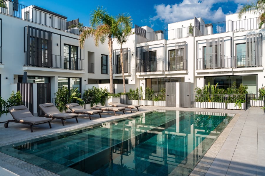 Der gemeinsame Pool und die Reihe der Reihenhäuser, Palmen am Wasser, Reihenhaus in Portixol
