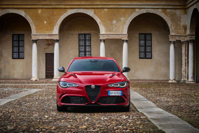 Alfa Romeo Giulia, modello di copertina per Eleganza in movimento