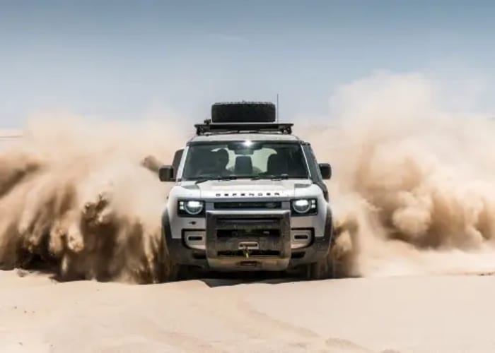 Land Rover Defender, modello di copertina per Avventura senza confini
