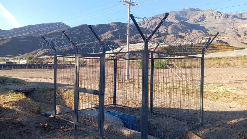 Punto de monitoreo de extracciones de Peregrine Telemetry instalado y protegido en terreno, transmitiendo a la DGA