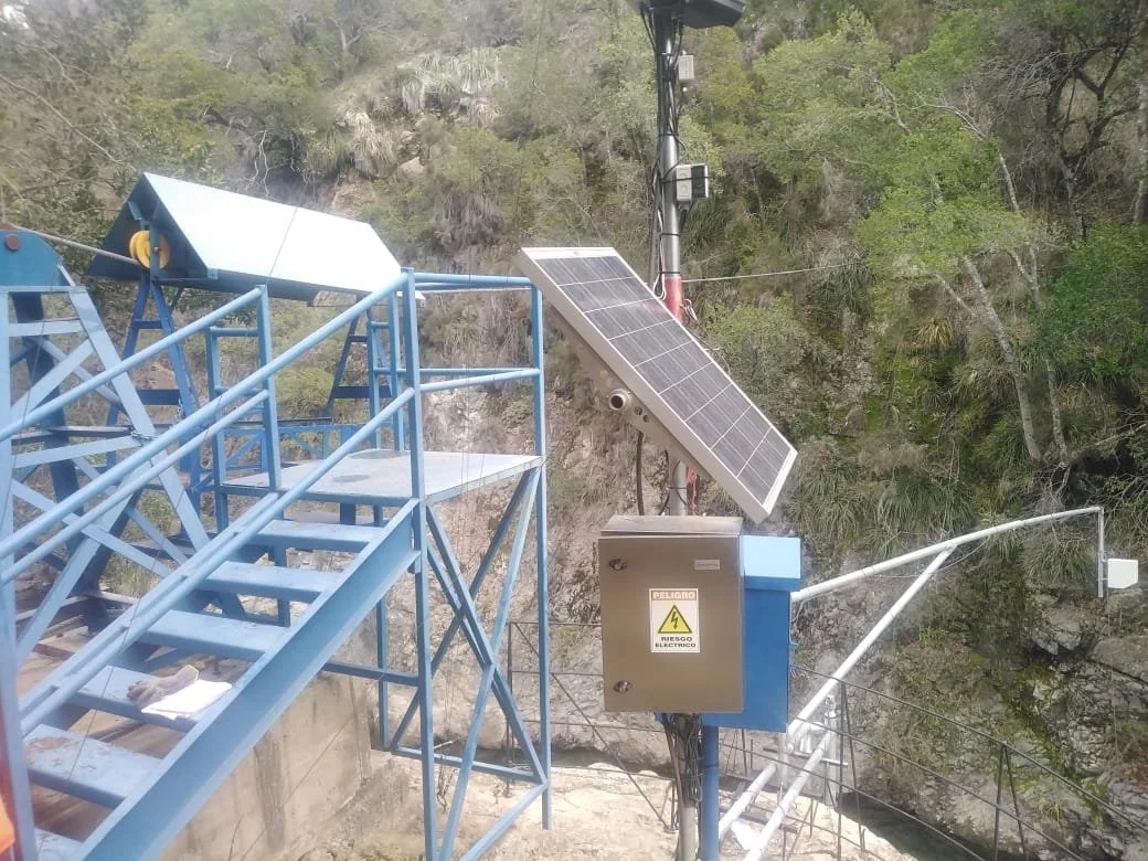 Estación de telemetría solar de Peregrine Telemetry instalada sobre un canal en terreno, transmitiendo extracciones efectivas a la DGA