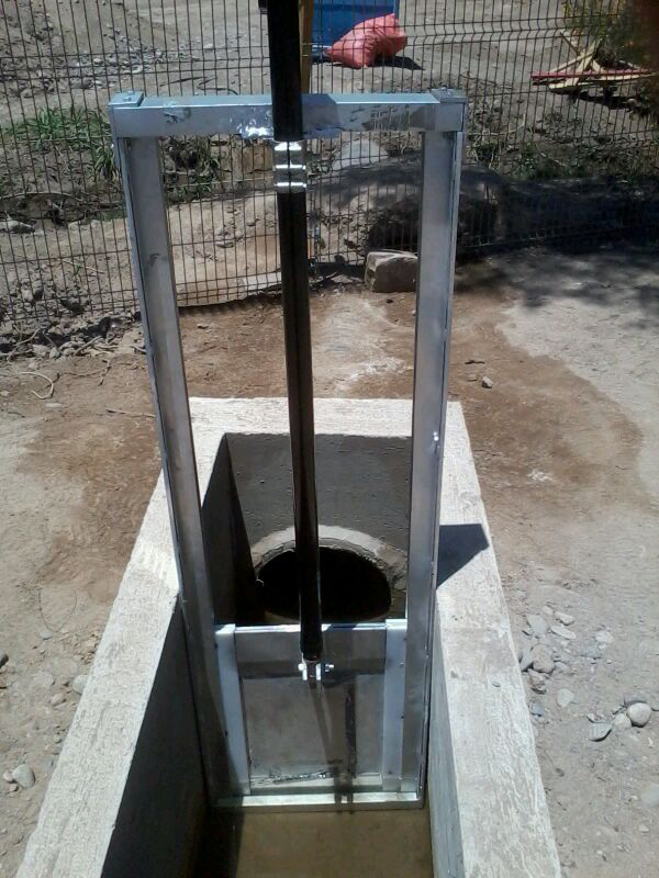 Instalación de pozo con estructura de medición para el Monitoreo de Extracciones Efectivas (MEE)
