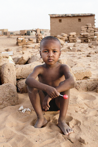 Niño saharahui con chupeta