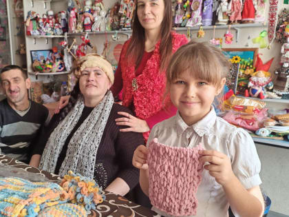 В Новороссийске людей с ОВЗ обучили уникальной технике вязания: мастер-класс провела незрячая мастерица