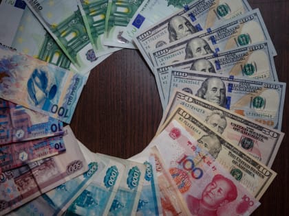 Банк России увеличивает курс доллара до рекордных уровней