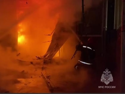 ​В Краснодаре 3,5 часа понадобилось пожарным для ликвидации пожара на Восточном рынке (видео)
