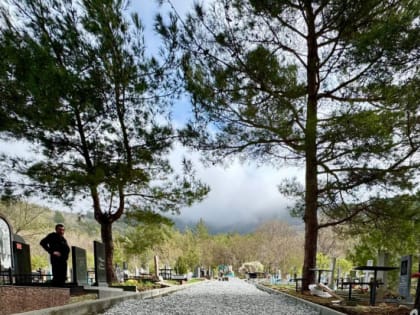 Благоустройство территории на кладбище Геленджика