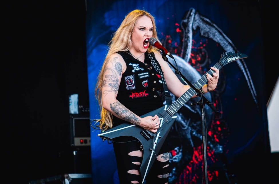 Nervosa, Prika Amaral