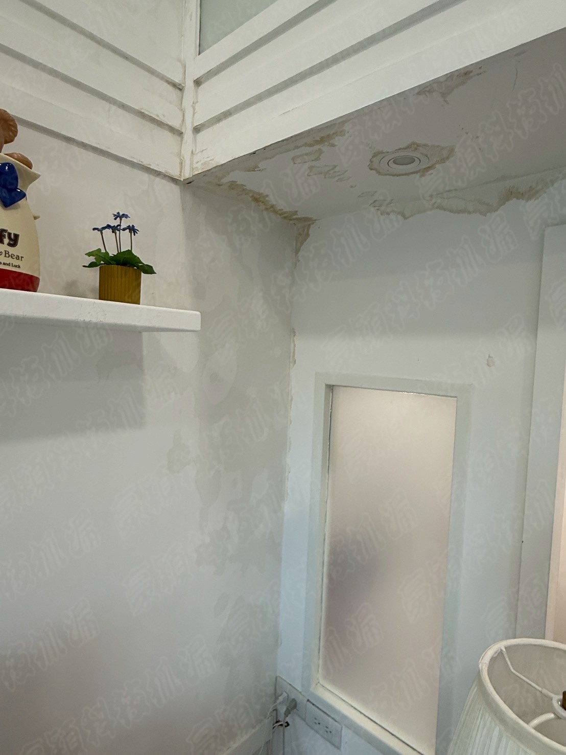 照片顯示了室內天花板與牆面交界處出現的明顯滲水痕跡，並已形成壁癌。天花板有多處水漬和剝落，牆面也有大面積的水痕。這種情況通常是由於屋頂防水層失效、水管滲漏或外牆滲水等原因造成。及早發現並處理漏水問題至關重要，否則不僅會損壞裝修，還可能影響房屋結構，甚至滋生黴菌影響居住者的健康。建議立即進行詳細的漏水檢測，找出滲水源頭，並進行針對性的防水修繕工程。同時，應注意室內通風，降低濕度，避免壁癌進一步擴散。