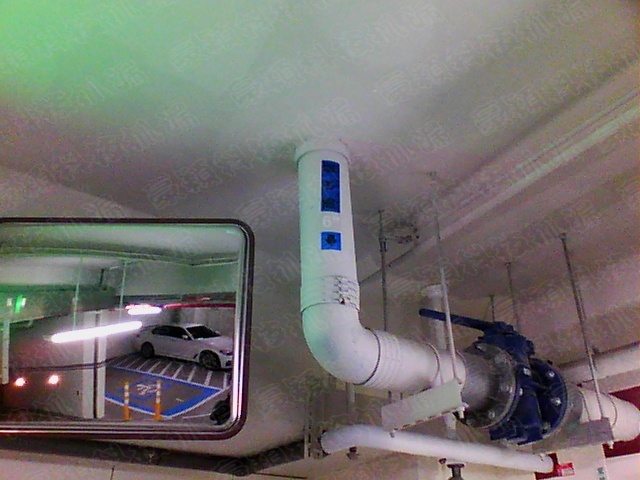 地下室的天花板暴露的管線系統