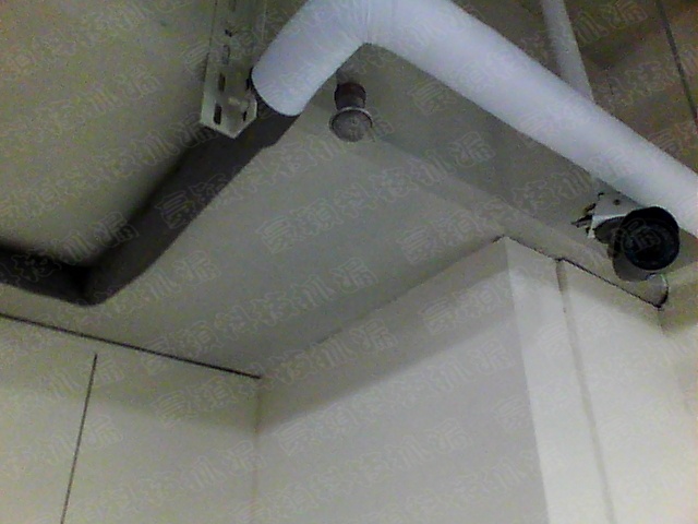 室內的天花板、牆角以及暴露的管線