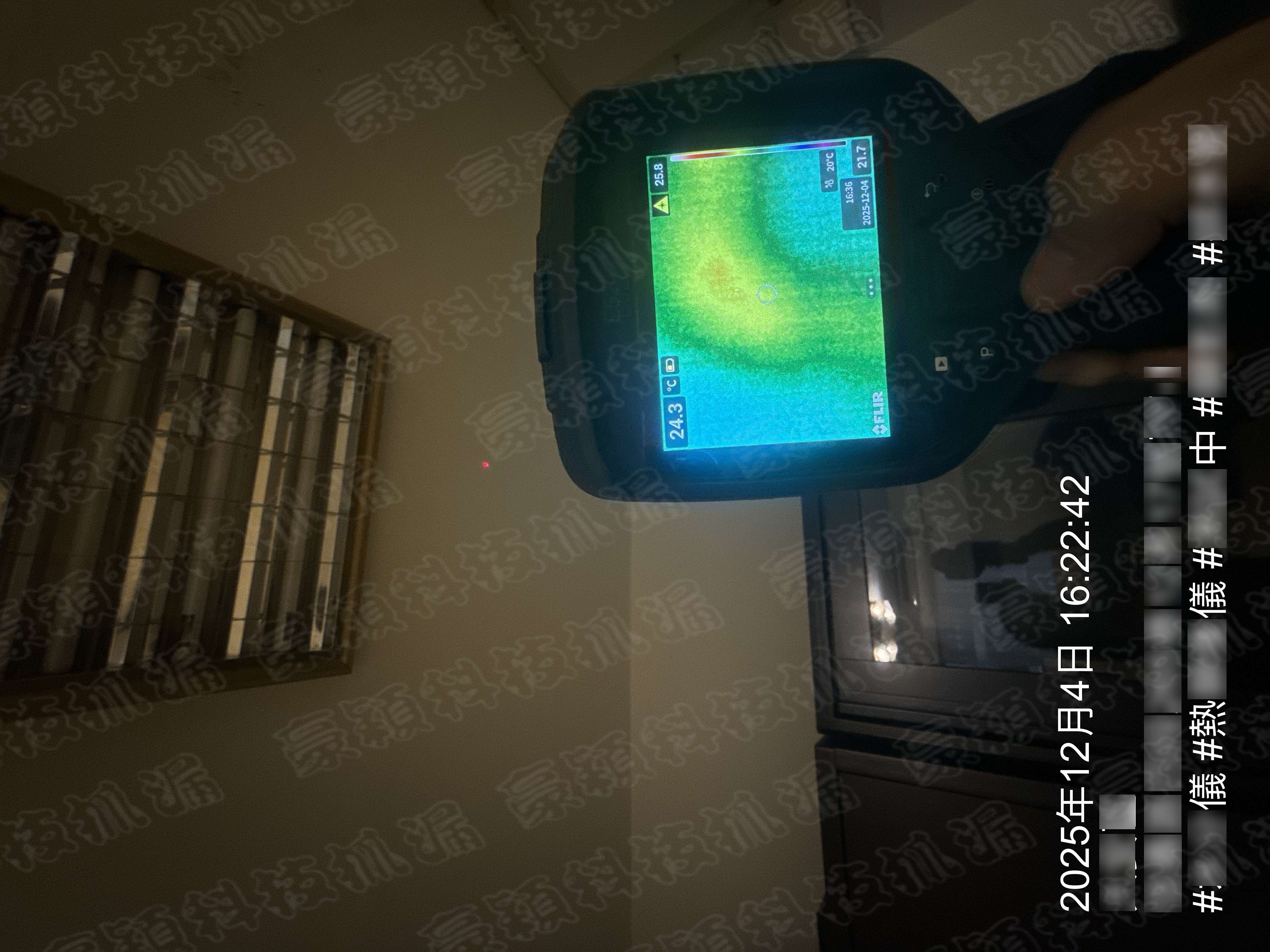 紅外線熱像儀正在掃描牆面