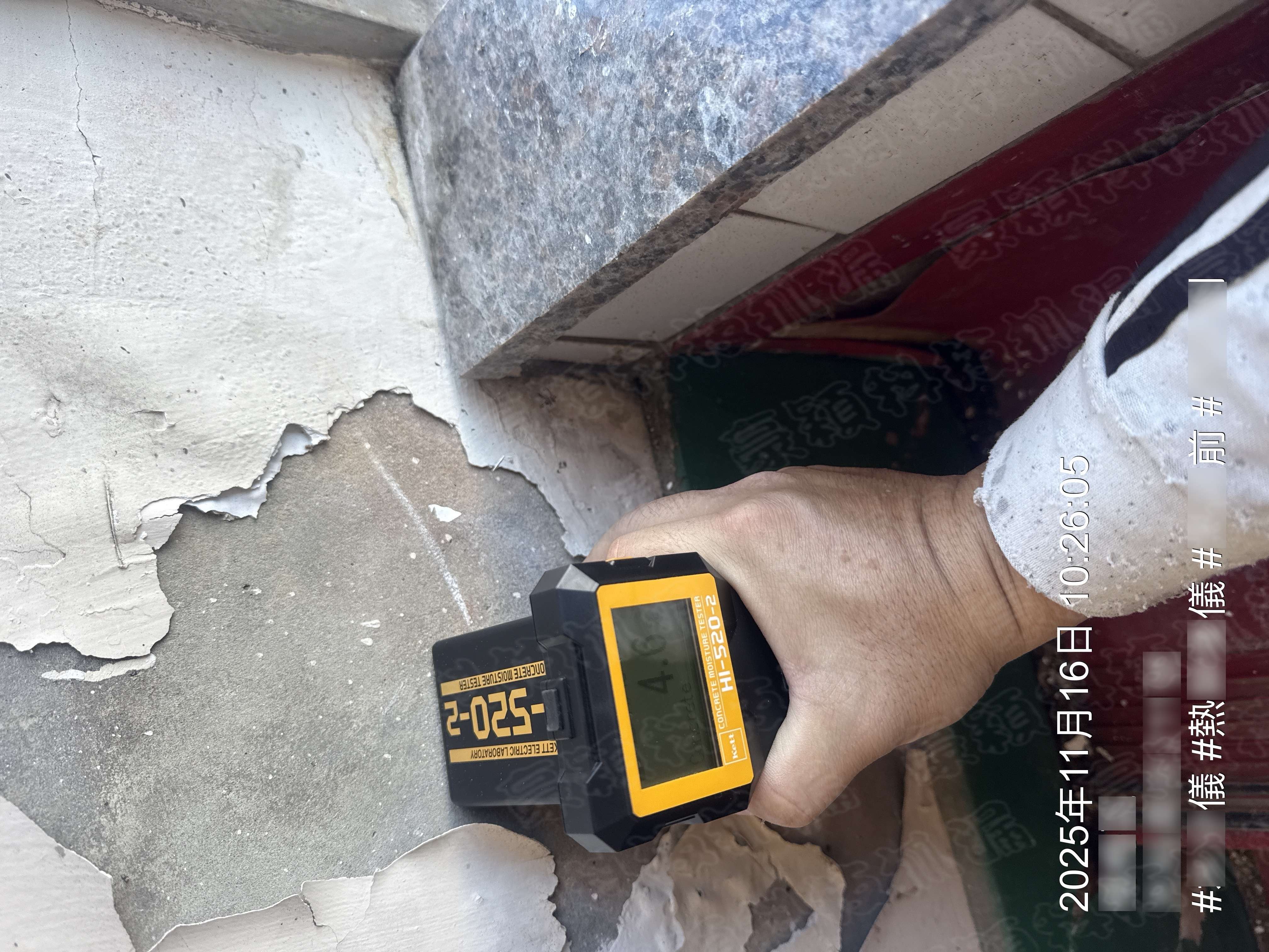 濕度計測量牆角壁癌的濕度