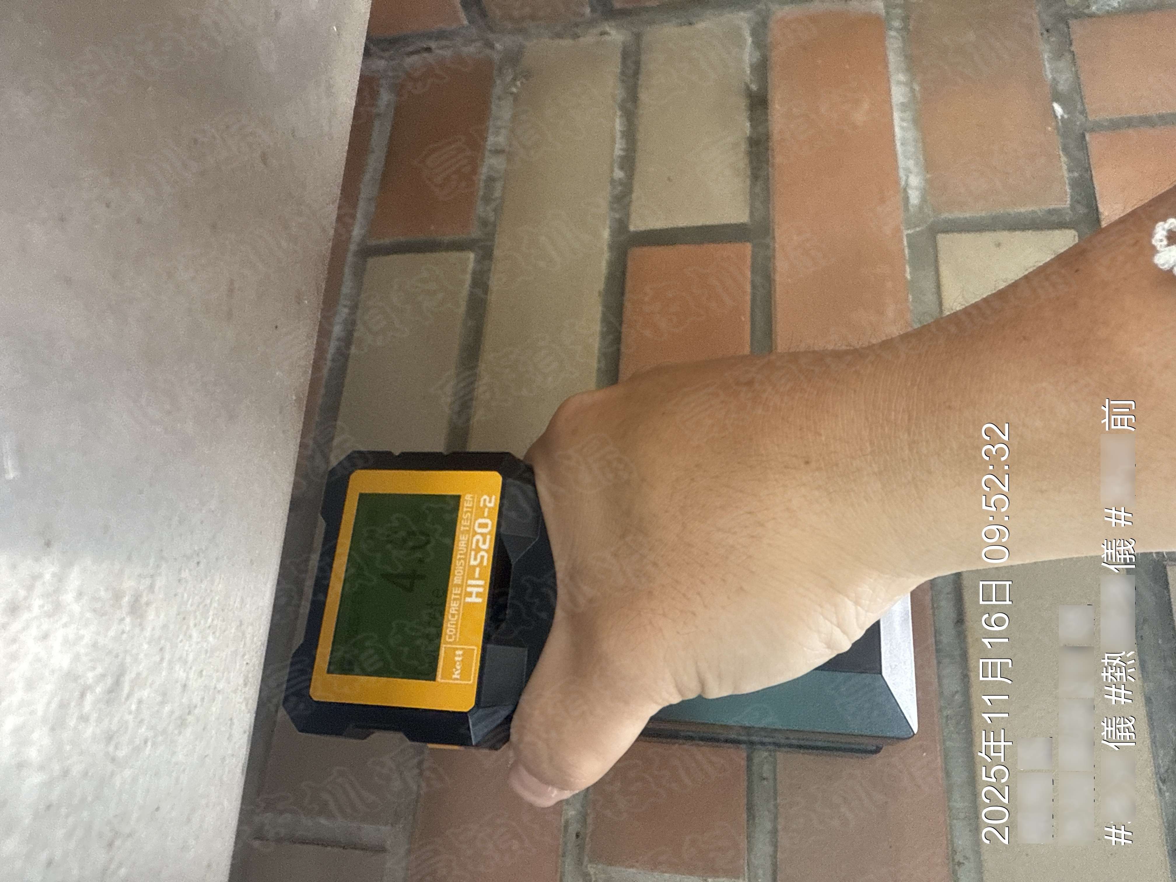 使用濕度測試儀器（型號：HI-520-2）對牆面進行濕度檢測