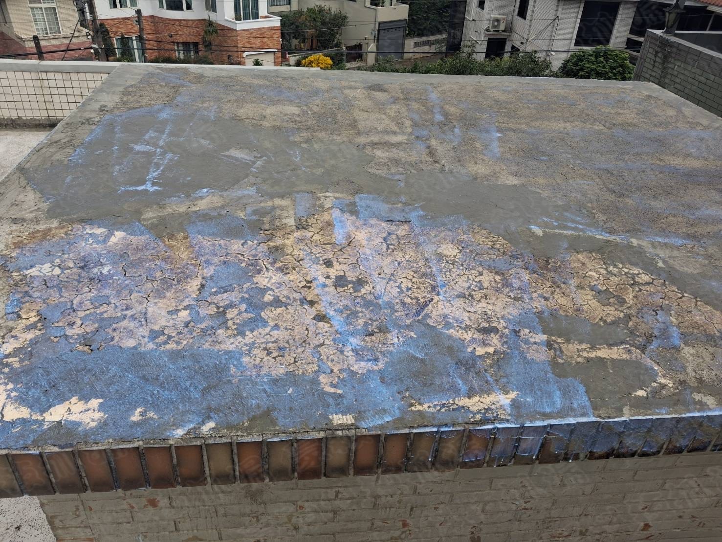 屋頂的防水層剝落和損壞情況
