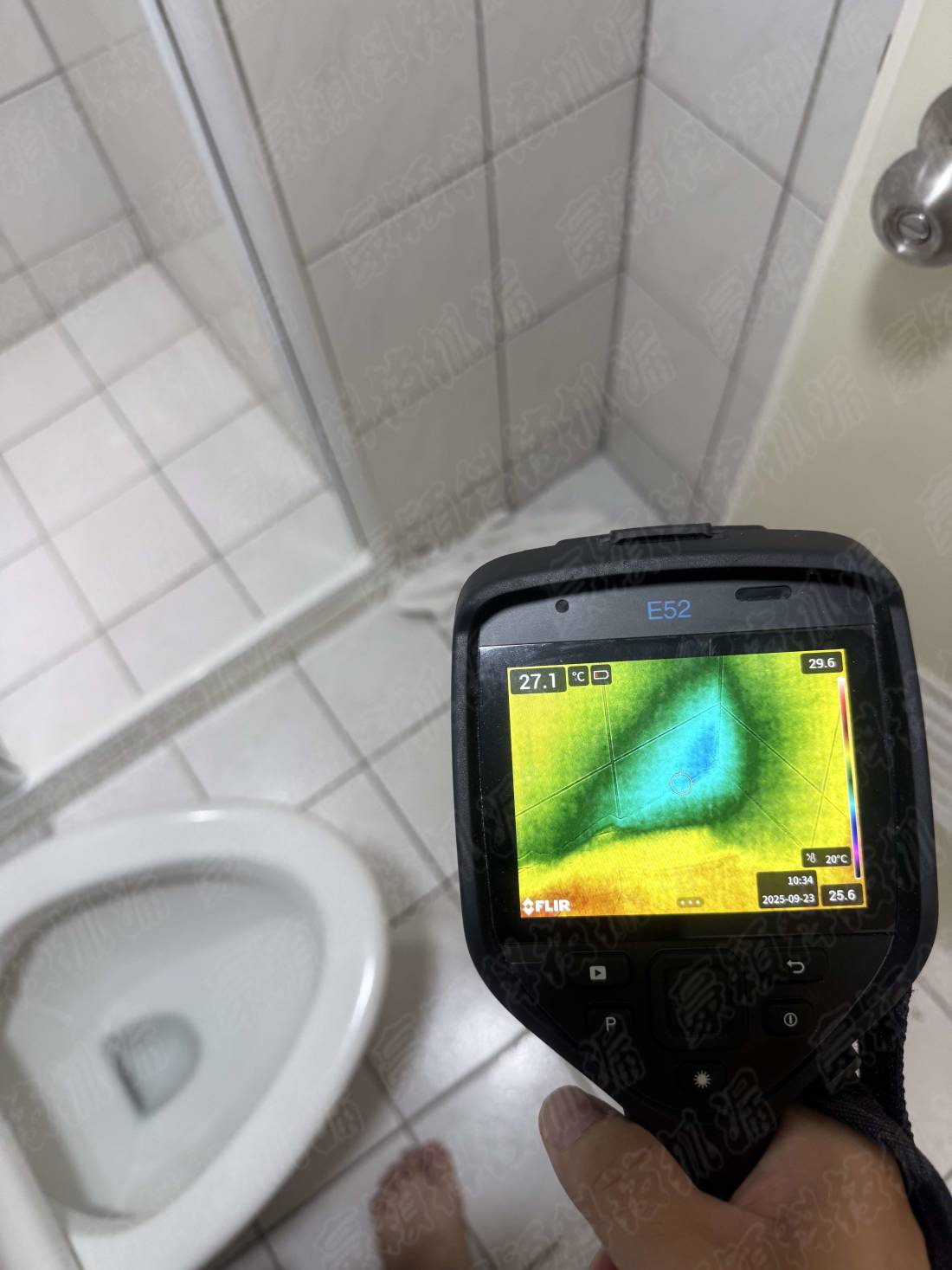 豪穎科技專業技師使用FLIR E8-XT熱像儀進行非破壞性漏水檢測