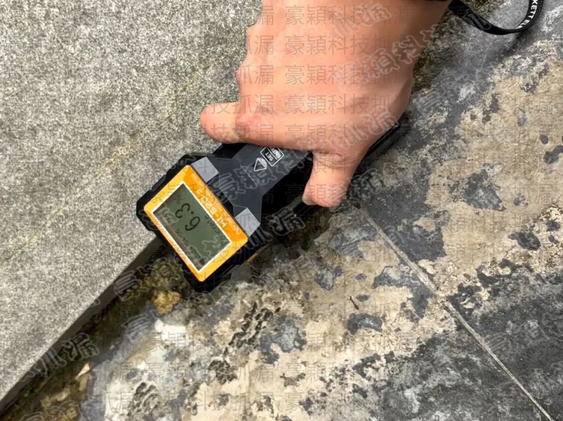 【颱風漏水怎麼辦】屋頂天花板狂滴水？抓漏SOP與預防修繕費用解析 - 豪穎抓漏案例實景照片