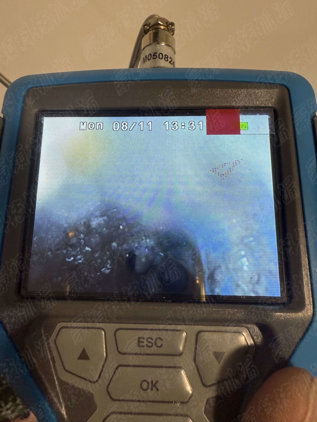 豪穎科技技師於內湖地下室使用紅外線熱像儀檢測淹水後滲水情況