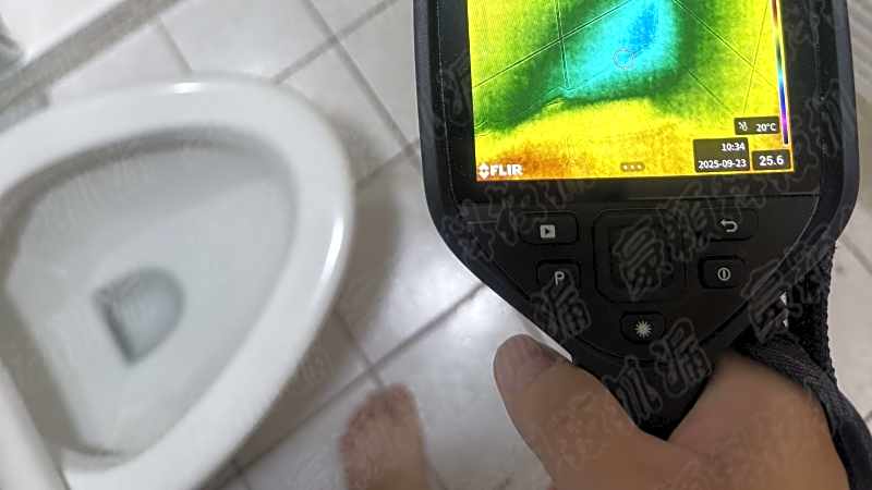 豪穎科技專業技師使用FLIR E8-XT熱像儀進行非破壞性漏水檢測