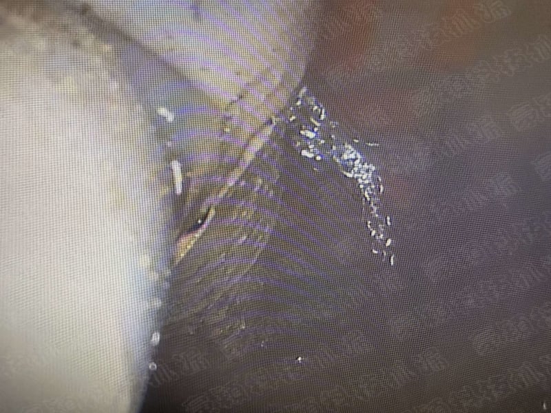 size:100;align:center 圖片展示了一根管道內部的詳細情況,可以看到明顯的腐蝕和結垢。管道內壁可見金屬鏽斑和白色鹽類沉積物,表明可能存在長期積水或高濕度環境。這些狀況可能導致管道破損、漏水或水質污染。在漏水檢測和管道維護中,這類圖像有助於技術人員準確判斷問題所在,並制定相應的修復方案。