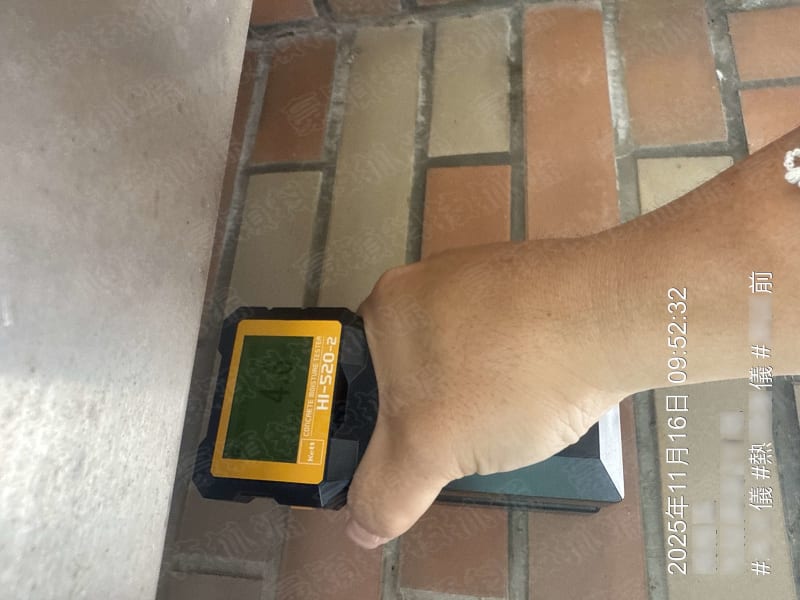 使用濕度測試儀器（型號：HI-520-2）對牆面進行濕度檢測